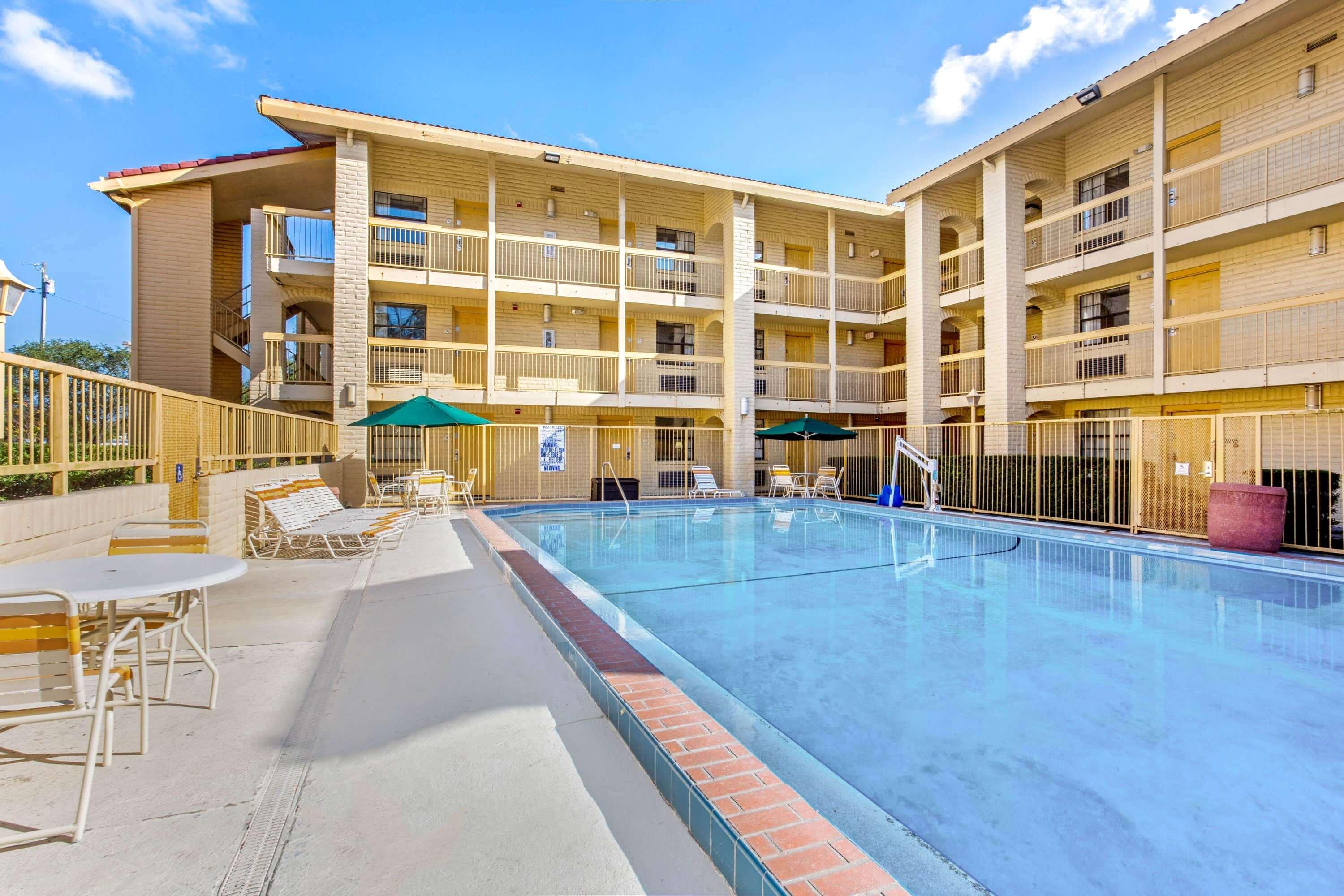 La Quinta Inn By Wyndham Tampa Bay Pinellas Park Clearwater Exterior foto